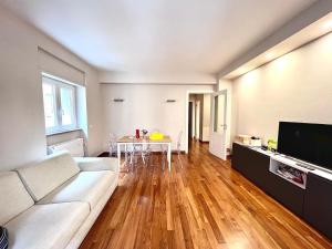 ein Wohnzimmer mit einem weißen Sofa und einem Tisch in der Unterkunft Casa San Giusto in Lucca