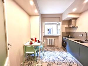 eine kleine Küche mit einem kleinen Tisch und Stühlen in der Unterkunft Casa San Giusto in Lucca