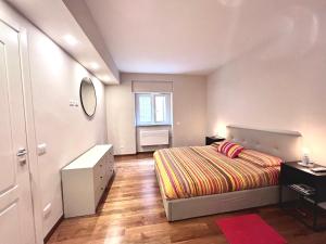 ein kleines Schlafzimmer mit einem Bett und einem Fenster in der Unterkunft Casa San Giusto in Lucca