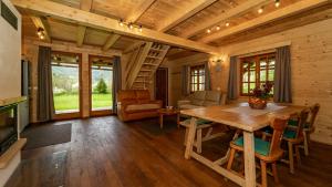 Brod na Kupi的住宿－Wooden House Pia，小屋内带桌椅的用餐室