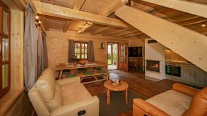 Wooden House Pia في Brod na Kupi: غرفة معيشة مع أريكة وطاولة