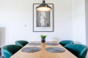 Posedenie v ubytovaní ApartView - ogród, taras, winda, widok na Jeziorak, Netflix i Max, parking