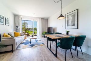 Posedenie v ubytovaní ApartView - ogród, taras, winda, widok na Jeziorak, Netflix i Max, parking