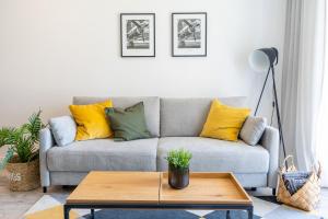 Posedenie v ubytovaní ApartView - ogród, taras, winda, widok na Jeziorak, Netflix i Max, parking