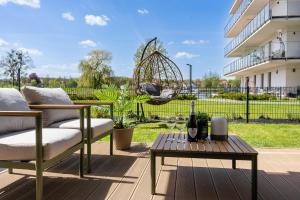 Vonkajšia záhrada v ubytovaní ApartView - ogród, taras, winda, widok na Jeziorak, Netflix i Max, parking