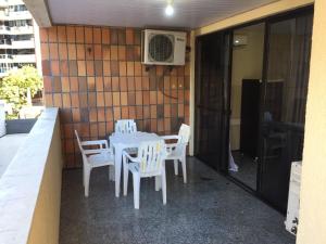 una mesa y sillas en un patio con calentador en Atlantico Flat, en Fortaleza