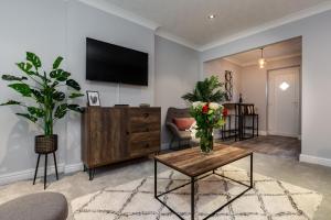 een woonkamer met een tv en een salontafel bij Curlew - 3 Bedrooms Wi-Fi, Parking, Contractors in Thornton