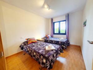 A bed or beds in a room at CASA DE LA PLAYA: La Cala de Mijas