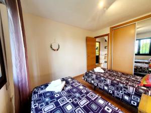A bed or beds in a room at CASA DE LA PLAYA: La Cala de Mijas