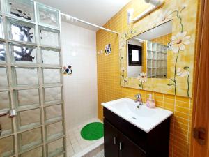A bathroom at CASA DE LA PLAYA: La Cala de Mijas
