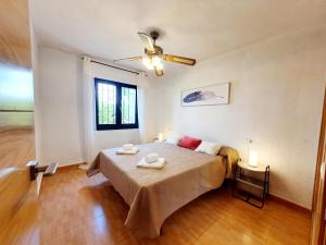 A bed or beds in a room at CASA DE LA PLAYA: La Cala de Mijas