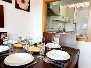 A kitchen or kitchenette at CASA DE LA PLAYA: La Cala de Mijas
