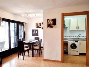 A kitchen or kitchenette at CASA DE LA PLAYA: La Cala de Mijas