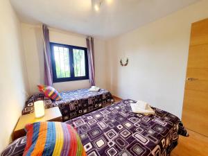 A bed or beds in a room at CASA DE LA PLAYA: La Cala de Mijas