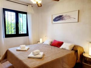 A bed or beds in a room at CASA DE LA PLAYA: La Cala de Mijas