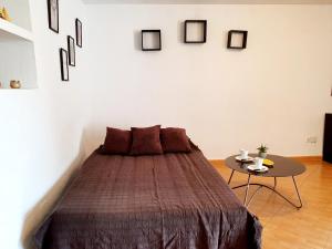 A bed or beds in a room at CASA DE LA PLAYA: La Cala de Mijas