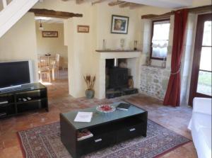 TV a/nebo společenská místnost v ubytování Closerie Les Roches - Charming and spacious 2 bedroom cottage