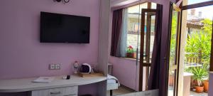 TV a/nebo společenská místnost v ubytování Kirios Hotel