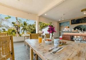 a wooden table with a bowl of fruit on it at Casa de la Gente Nube in Puerto Escondido