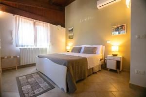una camera con un grande letto e una finestra di B&B Villa Adriana ad Andria