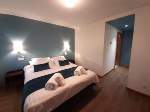 1 dormitorio con 1 cama grande y toallas. en Loree des Vignes en Pfaffenheim