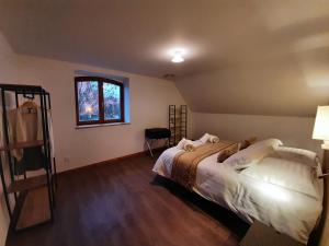 1 dormitorio con cama, ventana y escalera en Loree des Vignes en Pfaffenheim