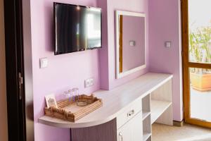 TV a/nebo společenská místnost v ubytování Kirios Hotel