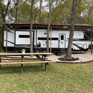 Fotografie z fotogalerie ubytování Cozy RV Experience w/POOL+SPA Near Lake Conroe v destinaci Willis