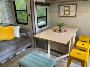 Posezení v ubytování Cozy RV Experience w/POOL+SPA Near Lake Conroe