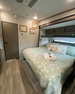 Tempat tidur dalam kamar di Cozy RV Experience w/POOL+SPA Near Lake Conroe