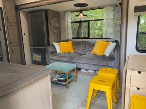 Posezení v ubytování Cozy RV Experience w/POOL+SPA Near Lake Conroe