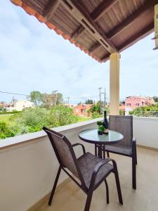 d'une table et de chaises sur un balcon avec vue. dans l'établissement Corfu-Apartments4you, à Acharavi