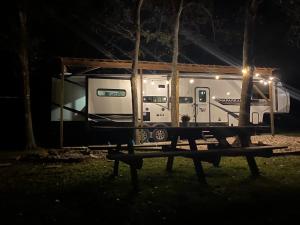 Fotografie z fotogalerie ubytování Cozy RV Experience w/POOL+SPA Near Lake Conroe v destinaci Willis