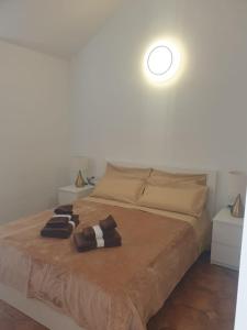 sypialnia z łóżkiem i dwoma ręcznikami na nim w obiekcie Carlito's home w Aronie +19 zdjęć