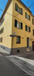 een geel gebouw met een straatbord ervoor bij Charming and cosy apartment in Bologna