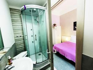 Un baño de South Garda Suites