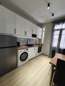 una cucina con lavatrice e asciugatrice di Egnatia Resort a Salonicco
