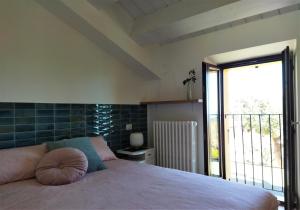 Un dormitorio con una cama y una ventana grande. en Oltremare Numana, en Numana