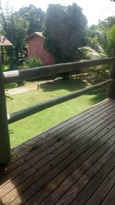 um deque de madeira com vista para um pátio em Villas Resort Pra-tagy Relais Paradise em Maceió