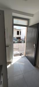 una puerta abierta de un edificio con un gato fuera en CASA VACANZE DIMORA MONFALCONE, en Montescaglioso
