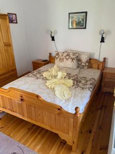 1 dormitorio con cama de madera en una habitación en вила Здравец en Yagodina