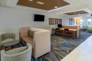 TV a/nebo společenská místnost v ubytování Holiday Inn Express Hotel & Suites Talladega, an IHG Hotel