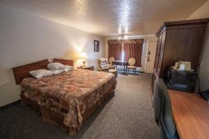 una camera d'albergo con letto e soggiorno di Clover Creek Inn a Montpelier
