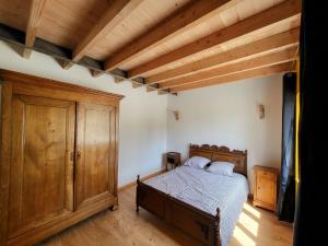 a bedroom with a bed and a wooden ceiling at Villa 10 pers à 6min du pal in Saint-Pourçain-sur-Besbre +1 photo