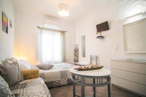 um pequeno quarto com uma cama e uma mesa em Smarula Villa em Firostefani