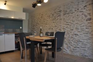 comedor con mesa de madera y sillas en gîte cosy d'Oudon ✰ proche baignade & Loire✰ en Oudon