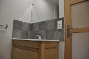 baño con lavabo y puerta de baño en gîte cosy d'Oudon ✰ proche baignade & Loire✰ en Oudon