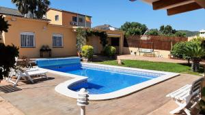 The swimming pool at or close to Chalet vacacional con piscina privada y barbacoa