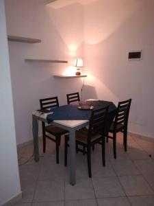 une table à manger avec des chaises et une lampe sur le mur dans l'établissement Sal Rei apartaments, Boa Vista, free WI-FI, à Sal Rei