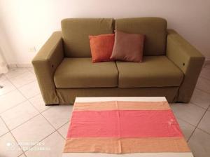 un sofá con 2 almohadas en la sala de estar en Sal Rei apartaments, Boa Vista, free WI-FI en Sal Rei